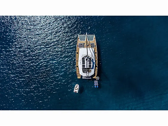 Catamaran J-Yachts